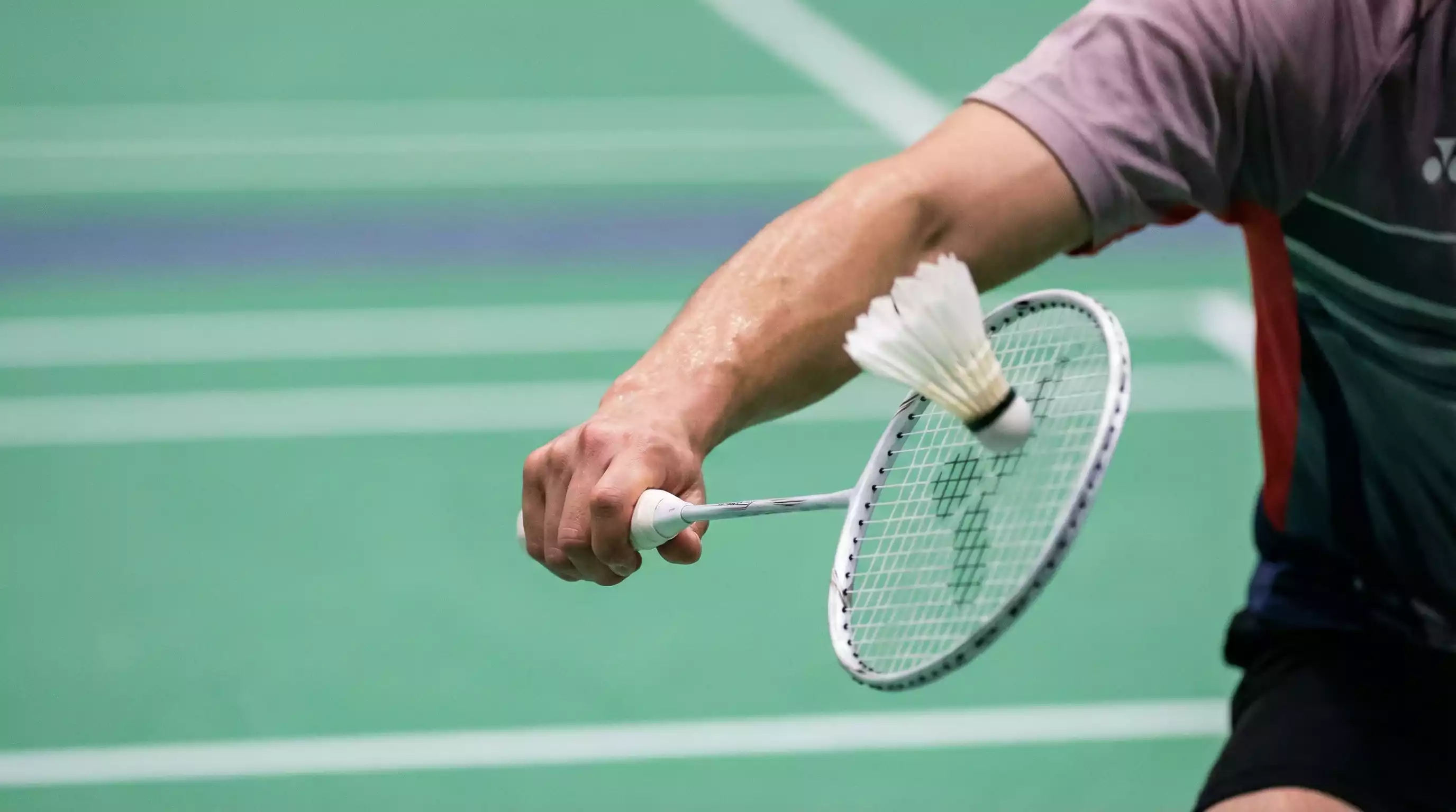 Badminton-Spieler am Netz während eines Rally-Point-Ballwechsels